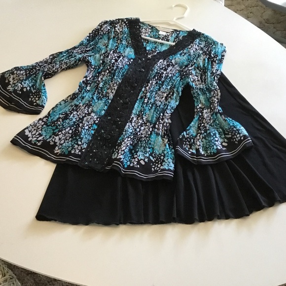 V NECK PLEATED BLOUSE WITH LACE ACCENT - Picture 4 of 12